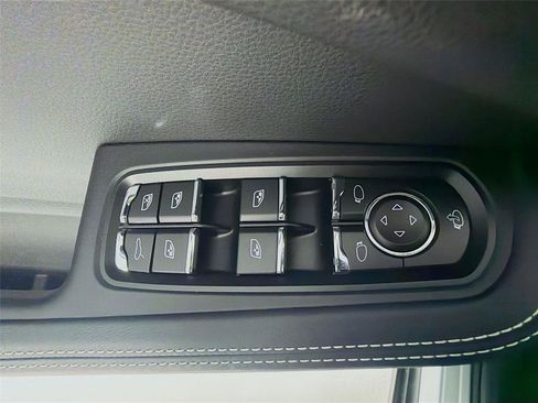 Used 2025 Porsche Macan AWD image 8