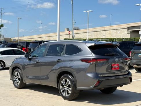 Used 2025 Toyota Highlander XLE FWD image 8