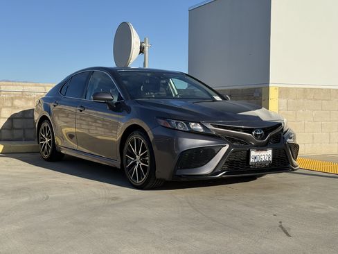Used 2024 Toyota Camry SE image 2