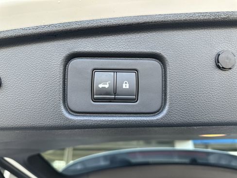 Used 2023 Nissan Pathfinder SL AWD/4WD image 32