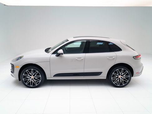 Used 2026 Porsche Macan AWD/4WD image 2