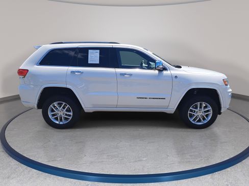Used 2017 Jeep Grand Cherokee Overland AWD/4WD image 4