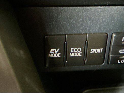 Used 2016 Toyota RAV4 Limited image 10