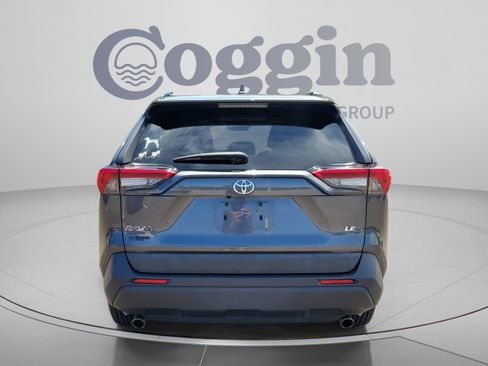 Used 2019 Toyota RAV4 LE FWD image 4