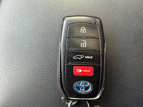 Used 2021 Toyota Venza Limited w/ Carpet Mat Package (TMS) image 34