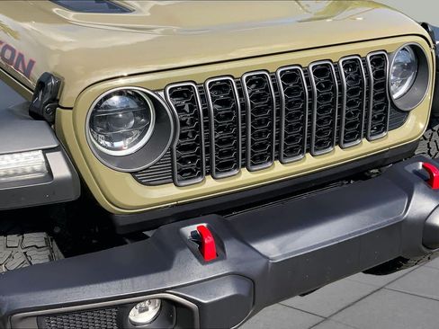 Used 2025 Jeep Gladiator Rubicon w/ Convenience Group AWD/4WD image 30