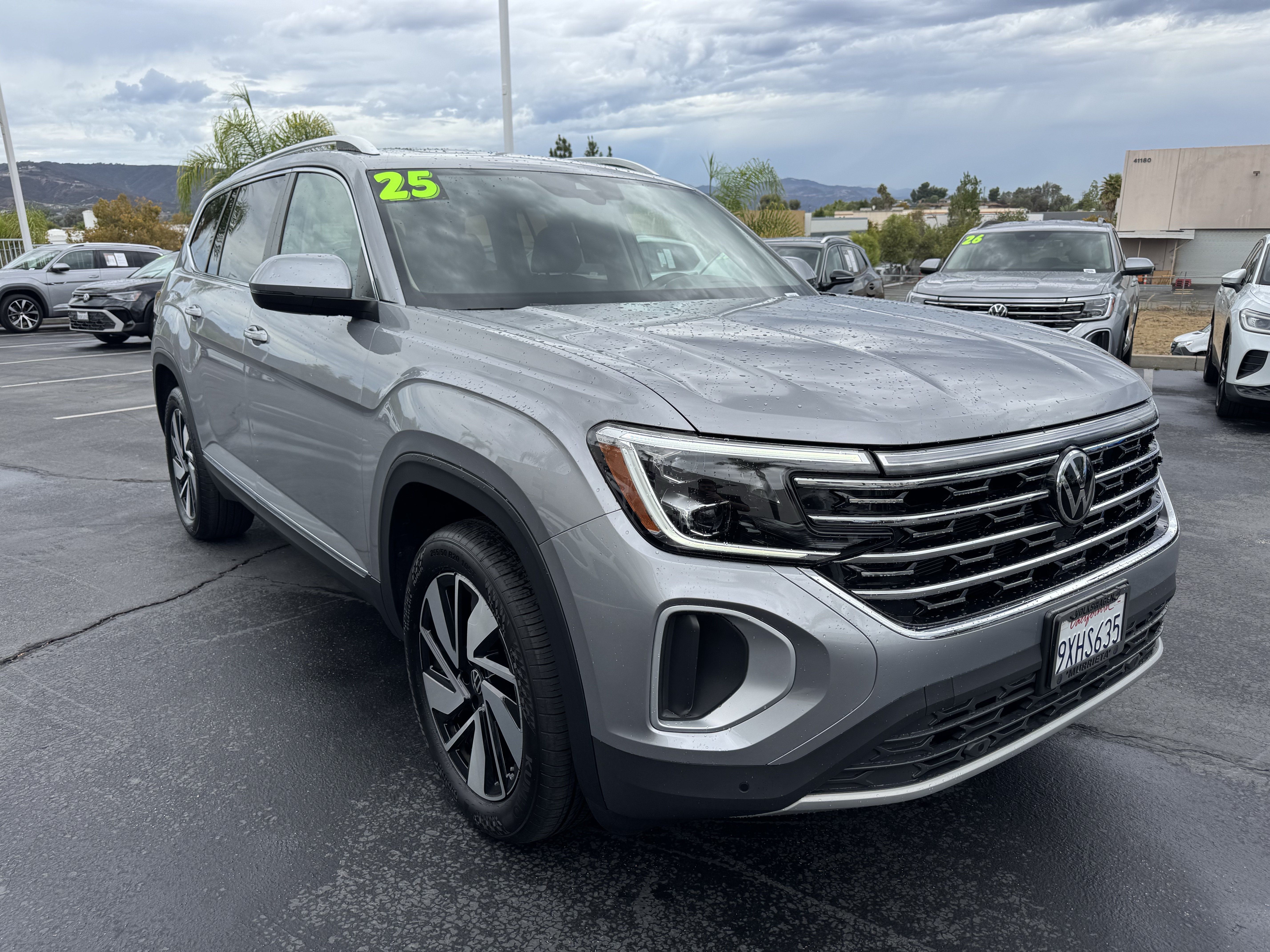 Used 2025 Volkswagen Atlas SEL AWD/4WD image 2