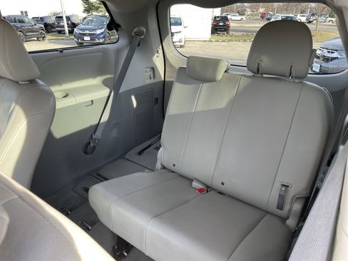 Used 2014 Toyota Sienna XLE image 14
