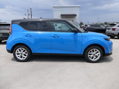New 2025 Kia Soul S image 2