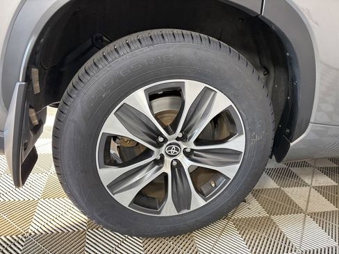 Used 2025 Toyota Highlander XLE AWD/4WD image 35