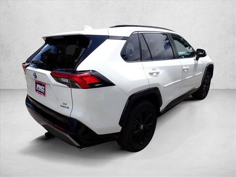 Used 2022 Toyota RAV4 SE w/ Convenience Package AWD/4WD image 4