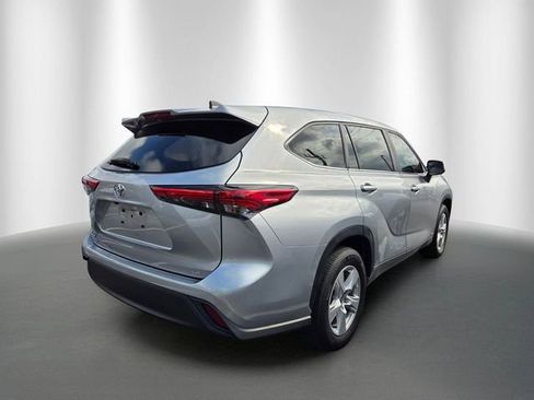 Used 2023 Toyota Highlander LE FWD image 4
