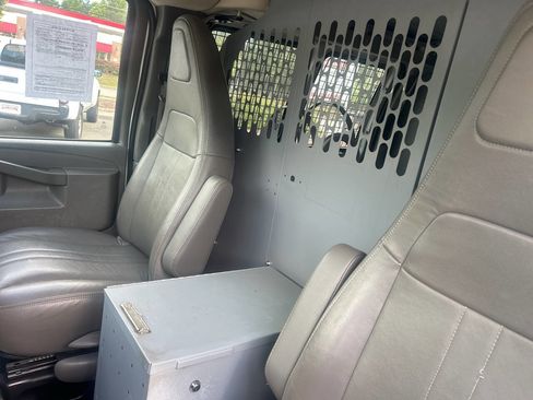 Used 2017 Chevrolet Express 2500 RWD image 17