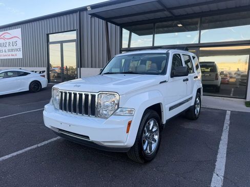 Used 2011 Jeep Liberty Limited w/ Tire & Wheel Group RWD image 3