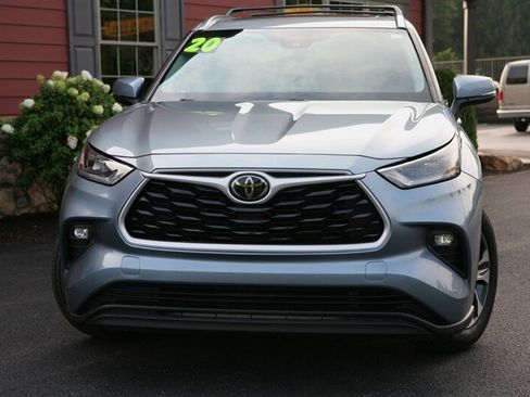Used 2020 Toyota Highlander XLE AWD/4WD image 2