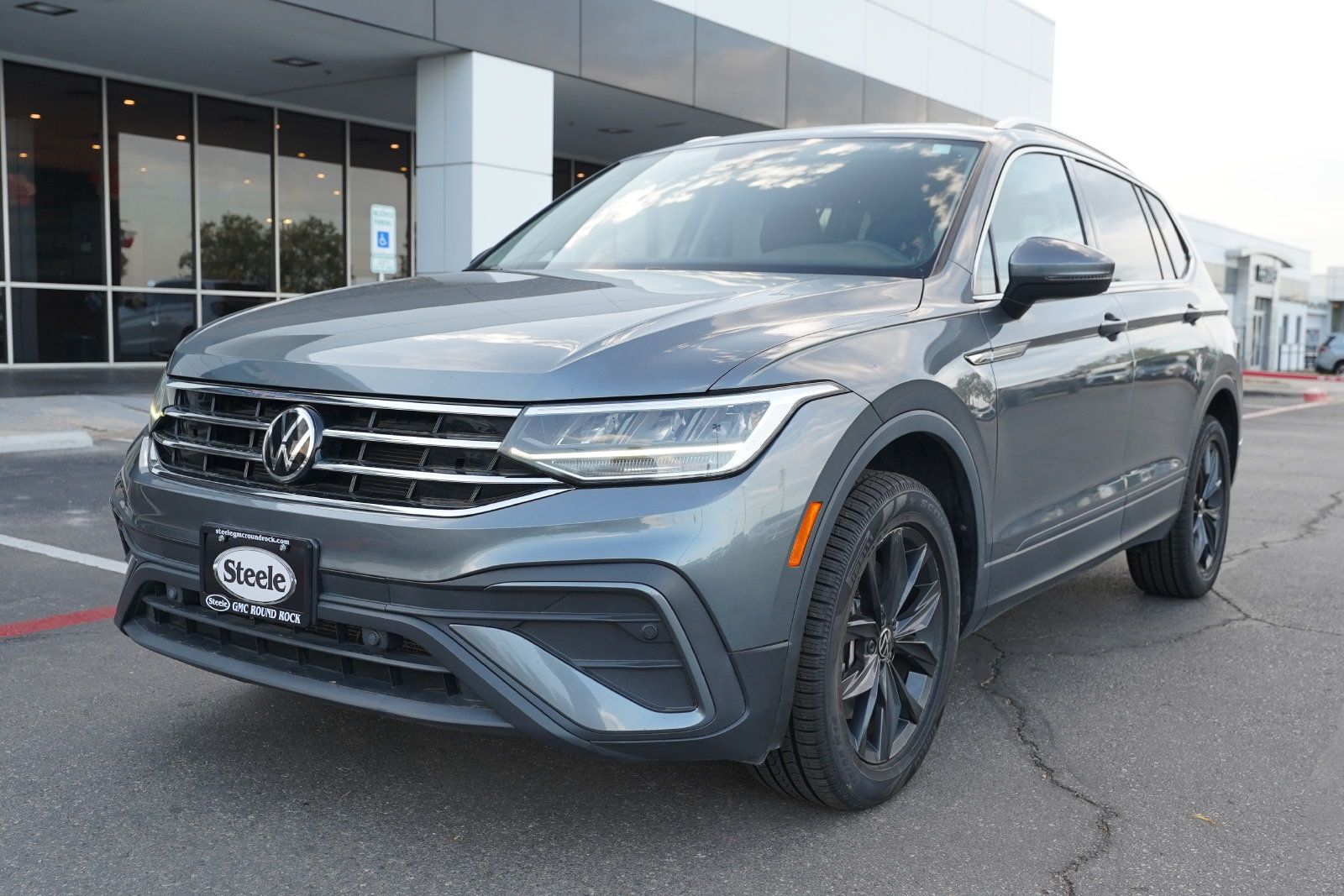 Used 2024 Volkswagen Tiguan SE FWD image 1