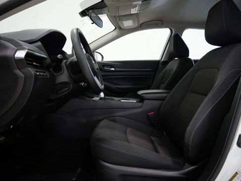 Used 2025 Nissan Altima 2.5 SV FWD image 11