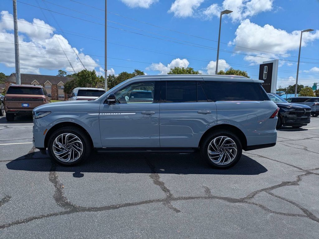 New 2027 Lincoln Navigator Premiere RWD image 7
