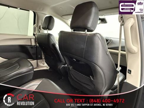 Used 2021 Chrysler Pacifica Touring-L image 64