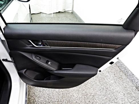 Used 2018 Honda Accord Touring image 12