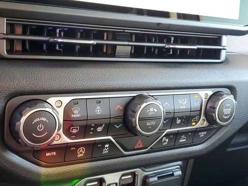 New 2025 Jeep Gladiator Willys image 23