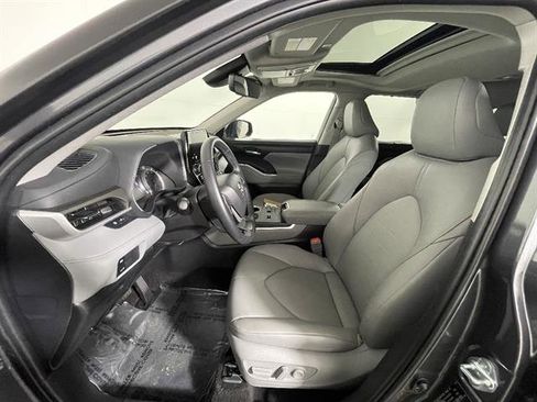 Certified 2025 Toyota Highlander XLE image 9