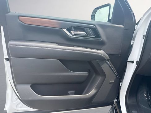 Used 2025 GMC Yukon XL Denali AWD/4WD image 27