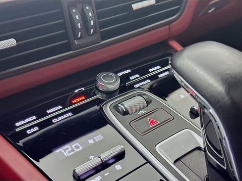 Certified 2023 Porsche Cayenne Platinum Edition image 17