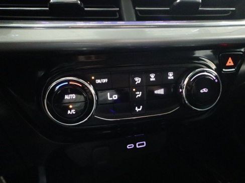 Used 2025 Chevrolet Trax LT FWD image 18