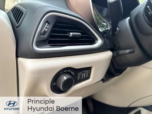 Used 2022 Chrysler Voyager LX FWD image 19
