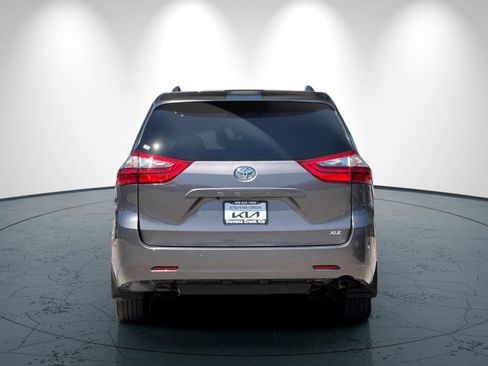 Used 2020 Toyota Sienna XLE w/ XLE Navigation Package FWD image 5