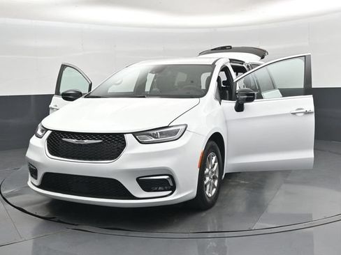 Used 2026 Chrysler Pacifica Select FWD image 57