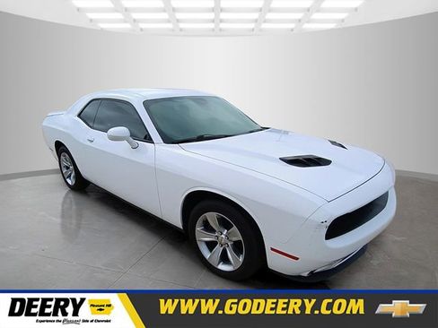 Used 2018 Dodge Challenger SXT RWD image 1