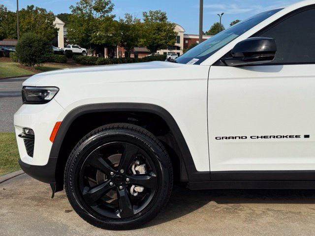 Used 2023 Jeep Grand Cherokee Limited w/ Black Appearance Package RWD image 12