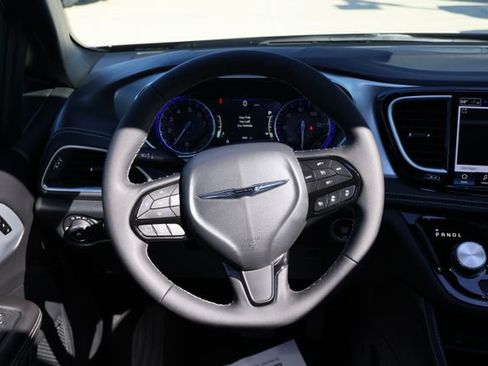 New 2026 Chrysler Pacifica Limited w/ Uconnect Theater Family Group FWD image 16