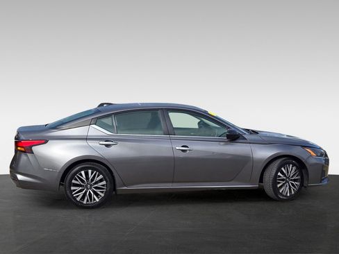 Used 2024 Nissan Altima 2.5 SV image 3