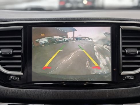 Used 2021 Chrysler Pacifica Touring-L image 3