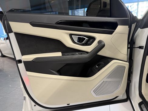 Used 2022 Lamborghini Urus image 16