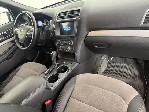 Used 2017 Ford Explorer XLT w/ Equipment Group 202A AWD/4WD image 11