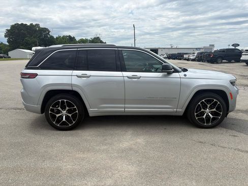 Used 2023 Jeep Grand Cherokee Summit AWD/4WD image 2