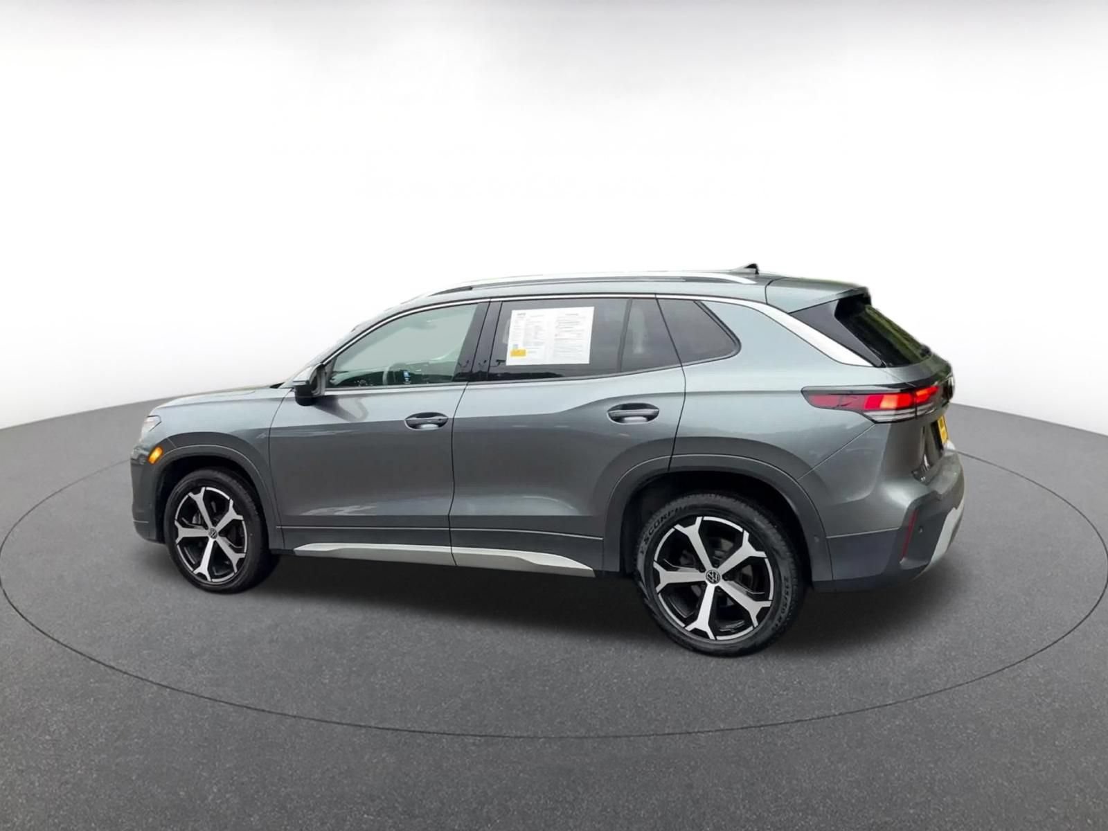 Used 2026 Volkswagen Tiguan SE AWD/4WD image 9
