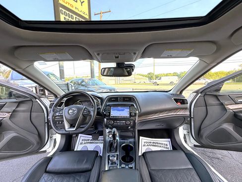 Used 2016 Nissan Maxima Platinum w/ Interior Lighting Package FWD image 18
