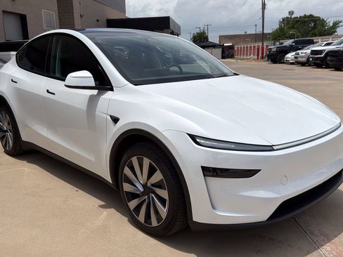 Used 2026 Tesla Model Y Long Range AWD/4WD image 3