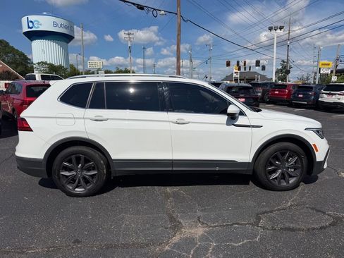 Used 2022 Volkswagen Tiguan SE w/ Panoramic Sunroof Package FWD image 6