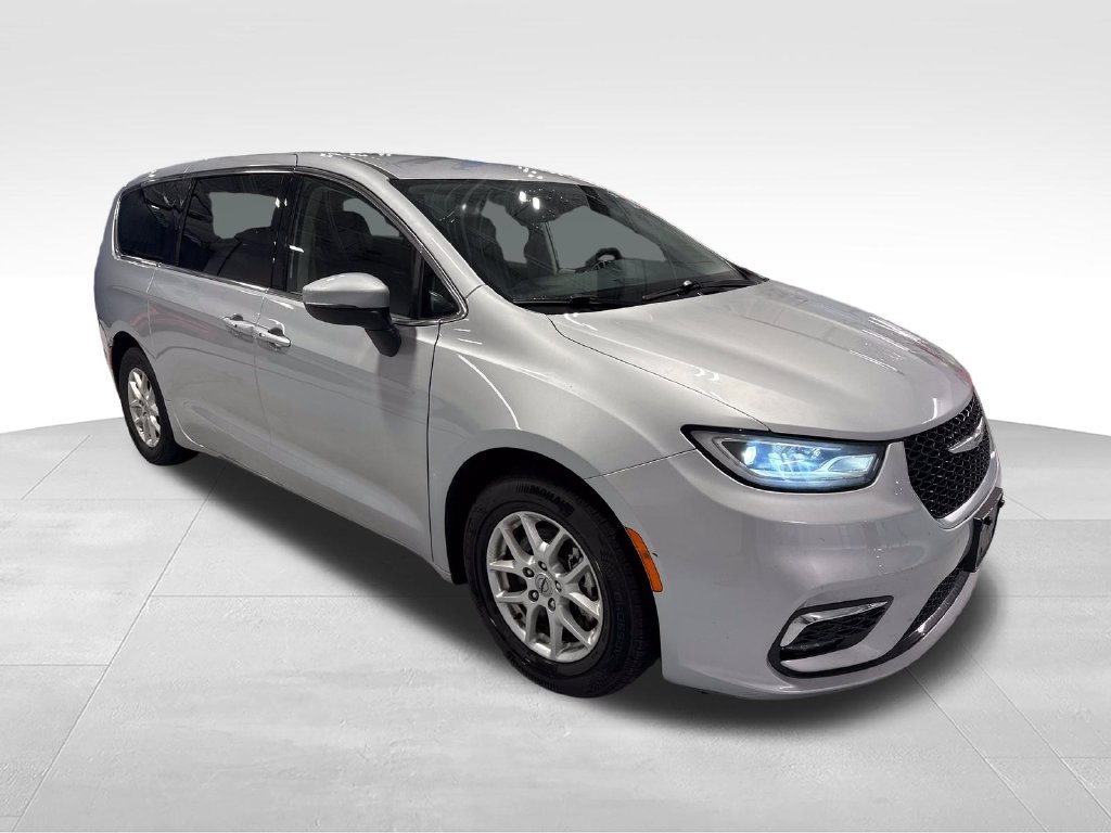 Used 2023 Chrysler Pacifica Touring-L FWD image 54