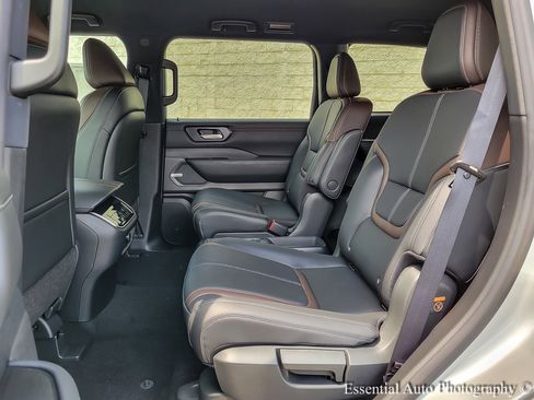 New 2025 Nissan Armada SL w/ Captain's Chari Seat Package image 9