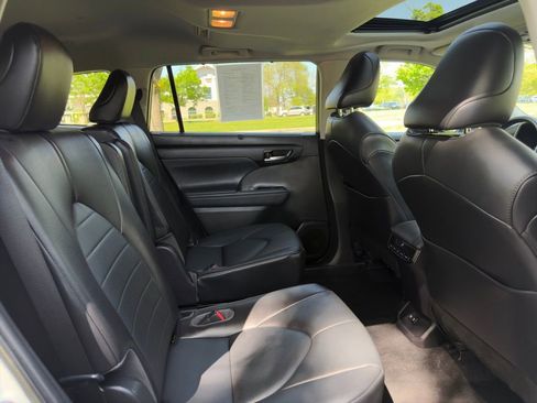 Used 2021 Toyota Highlander XLE AWD/4WD image 32