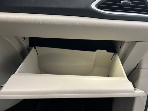 Used 2024 Chrysler Pacifica Touring-L image 34