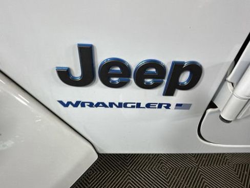 Used 2024 Jeep Wrangler Unlimited w/ Convenience Group AWD/4WD image 10