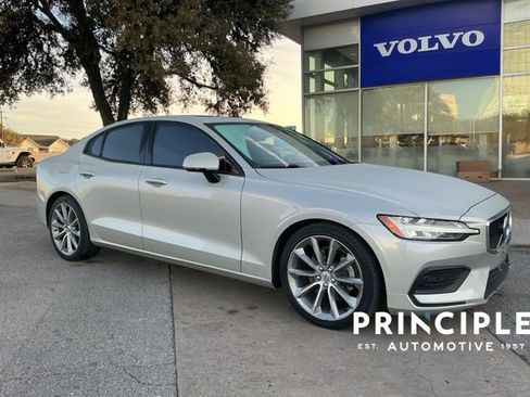 Used 2020 Volvo S60 T5 Momentum image 1